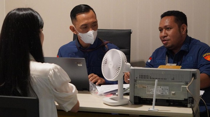 aktris-sandra-dewi-saat-menjalani-pemeriksaan-sebagai-saksi-dalam-kasus-izin-usaha-pertambangan-iup-pt-timah-tbk-di-kejaksaan--1_169