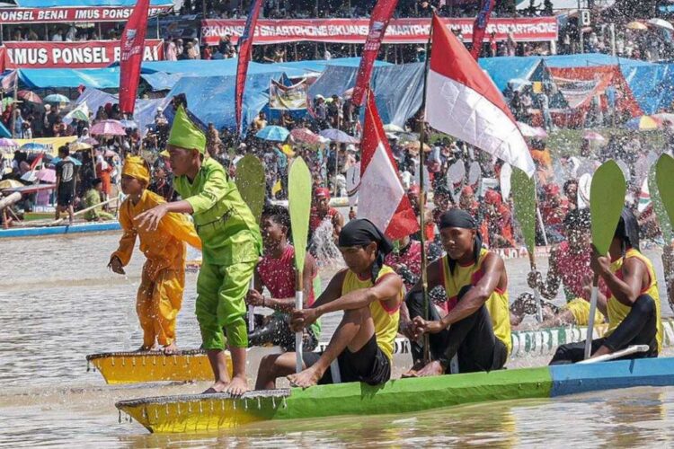 Pacu-Jalur-Kuansing-Bertuahpos-750x500